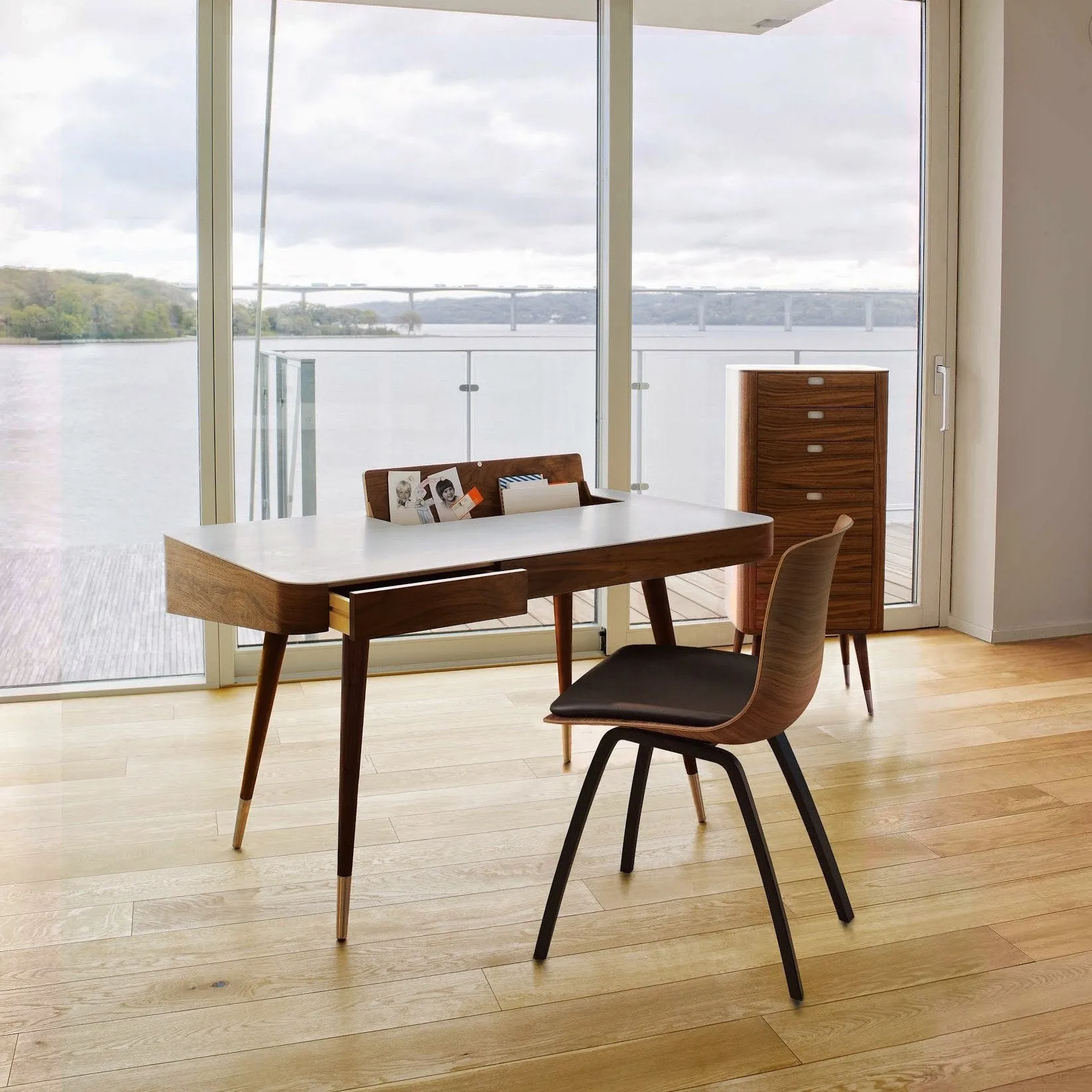 AK1330 Desk